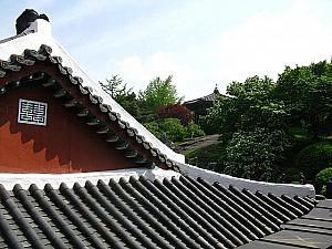 美しい瓦の屋根も伝統様式が用いられています。