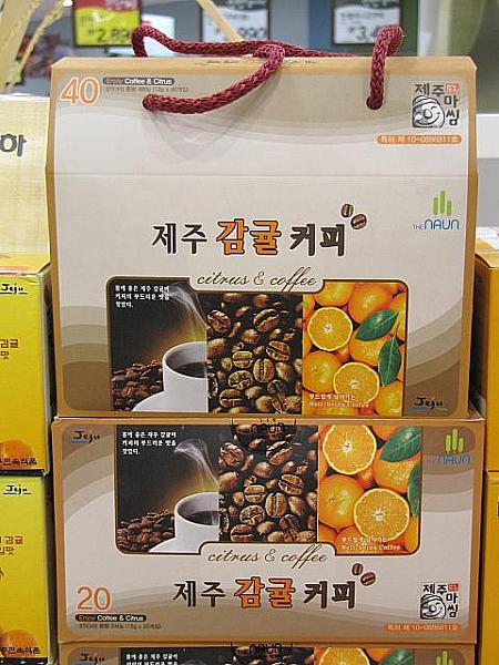 済州島名物トルハルバン(岩のおじいさん)の形をしたはちみつとみかんコーヒー。