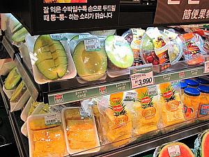 チャメ(左端)は韓国の夏の風物詩。旅行中重宝する一口サイズに切られた果物でビタミン補給を！