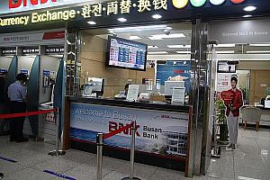 両替だけではなく、銀行業務、そして日本のカードでのキャッシングも可能な機械もあり！