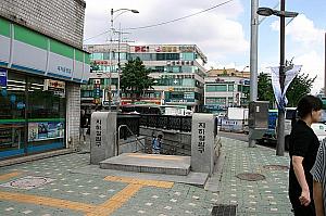 地下鉄３号線キョンボックン（景福宮・Gyeongbokkung・327）駅１番出口から出て、まっすぐ車道に沿って２５０ｍほど進み、