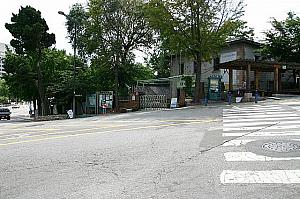 信号のない横断歩道を渡ると、目の前が社稷公園。