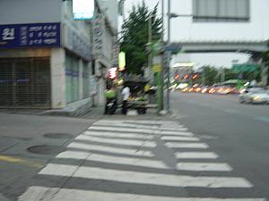 100ｍほど進むと、角（車道沿い）に緑のバス停留所のポールがあります。
