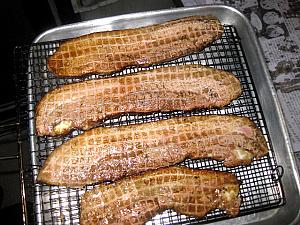 ⑩焼き場から出されたお肉は肉汁テカテカのきつね色に。
