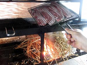 ④ワラに点火し、お肉を火の上にスムーズに移動。