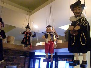 天井はチェコの操り人形 “マリオネット”の指定席に