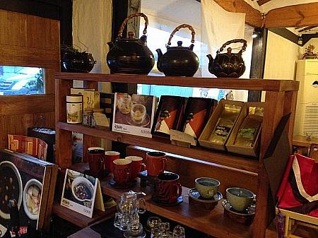 ゴボウ茶をはじめ、伝統茶各種の茶葉も販売しています。