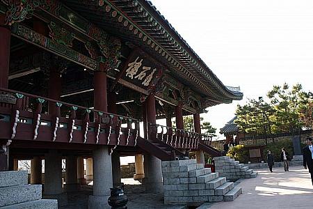 入り口から入るとすぐにある「矗石楼（チョッソンヌ）」。慶尚道で一番美しい楼閣と言われていましたが、朝鮮戦争で焼失してしまい現在のものは1960年ごろに復元されたものです。 