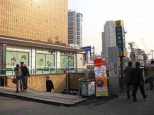 地下鉄１・４号線ソウリョッ（ソウル駅・Seoul Station・133/426）駅２番出口を出て