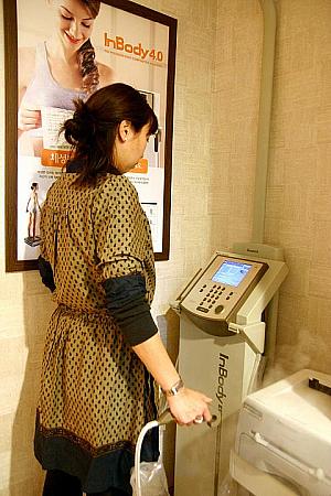 素足で機械に乗ります。