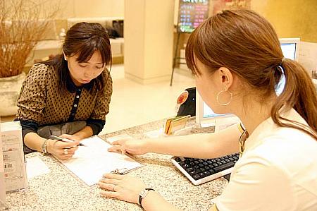 スタッフに従って問診表を記入。