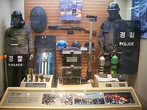 警備警察。デモが多い韓国では目にすることが多いです
