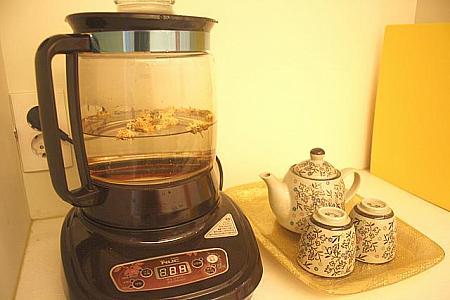 エステ中は、体に良いとされる漢方茶がサービスで提供されますよ。