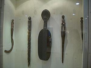 アフリカでは杖は性行為を象徴する道具なのだそう