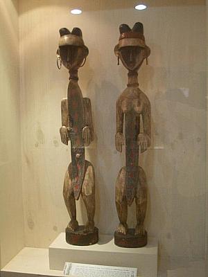ブルキナファソのボボ族の婚礼儀式に使う夫婦彫刻
