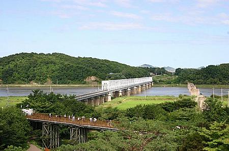 ☆自由の橋と都羅山駅に続く京義線