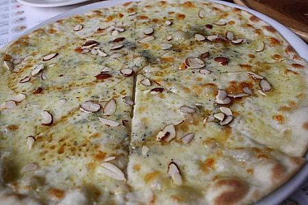 ピザも数種類を除外してほぼどれでもチョイス可能。こちらはゴルゴンゾーラピザ。もちろんハチミツもでてきました＾＾