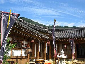 セットがたくさん建ち並んでいます。時代ごとに合わせて作られているんだとか。こちらは朝鮮時代の貴族の典型的な家。