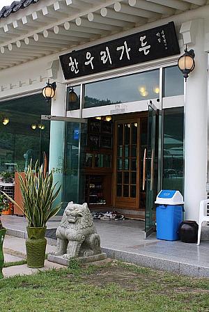 お店の外観も韓国らしい雰囲気！