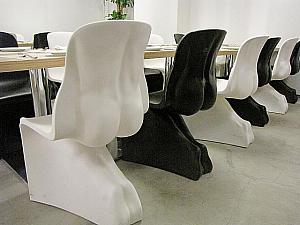 ん？！オシリ…？！部屋のコンセプトごとに、テーブルや椅子もデザインが違う！