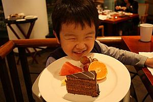 デザートのアイスクリームやケーキがとてもうれしかったようで、笑顔が続く息子君。よく食べていました！