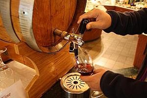 ワインは樽に入って飲み放題。赤、白ともに飲みやすいものが準備されていました。