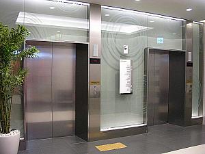 ホテル専用のエレベーターがあり。このエレベーターで１階まで上がると、ホテルのロビーに着きます。改札から徒歩約５分。