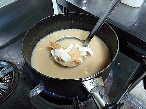 スープを別の鍋に移し、干しダラと豆腐を加え、溶き卵を回し入れます。