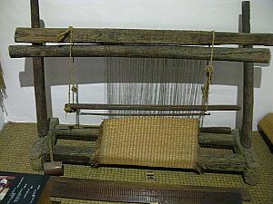 機織り機と鍛冶道具