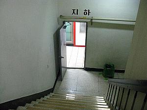地下へ来たら階段の先のドアを通過し、⇒
