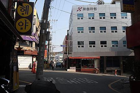 釜山観光ホテルから国際市場へ向かう細道沿いにあります。