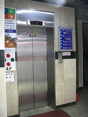 入口から右手にあるエレベーターで７階へ。