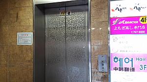 エレベーターで４階に上がると右手にお店の入口があります。