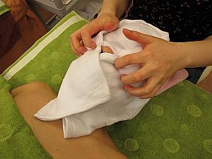 温タオルで優しく拭き取り、スキンでお肌を整えます