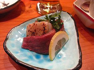 霜降りの韓牛と、さっと焼いたタイラギの貝柱を一口で！とろけます。