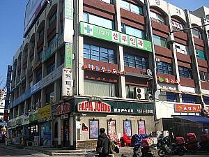 こちらがお店の入っているビル。