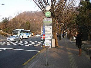南山図書館停留所（４０２番バスの市庁、光化門、ソウル駅方面から来る方向）