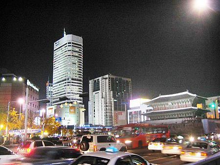 夜の東大門市場　