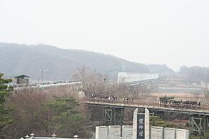 朝鮮戦争休戦後、戦争捕虜たちが「自由万歳」と叫びながらこの橋を渡ってきたことにちなんで「自由の橋」と名づけられたそう。