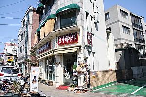 韓国の商店街の中に白い洋風の建物