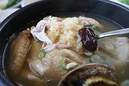 漆スープサムゲタンはスープや中にはいったもち米が少し茶色のが特徴。