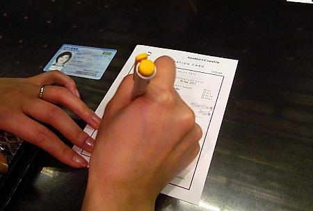 身分証明書を提示し、顧客カードに住所や連絡先など情報を記入して、キーを受け取ります。　　　　　　　　　　　　