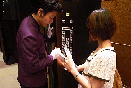 エレベーターに入るまで案内してくれます。カードをあてないと客室階に上がれないのだよ～と。