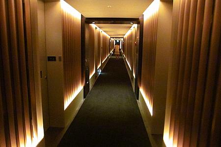 一見、日本の高級旅館みたいな雰囲気の廊下。