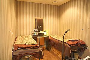 スキンケアルーム。各部屋にはリラックスできるように香りのキャンドルが置いてある気配り！