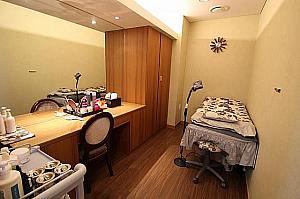スキンケアルーム。各部屋にはリラックスできるように香りのキャンドルが置いてある気配り！