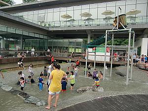 美術館前の子供の水遊び場！夏は大賑わい！