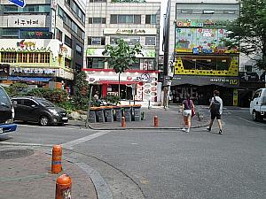 弘大入口駅9番出口を出たら、すぐ左にある賑やかな通りに入り直進します。