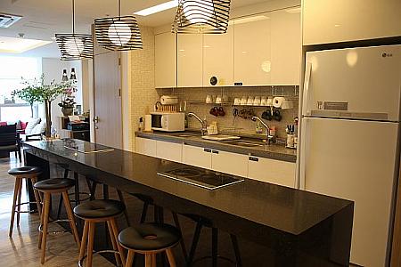 お料理教室ができちゃうほど広々としたキッチン！いつでも自由に使用でき、キッチンツールも収納の中に完備！