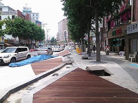 2012年7月現在お店の前の通りは工事中です。